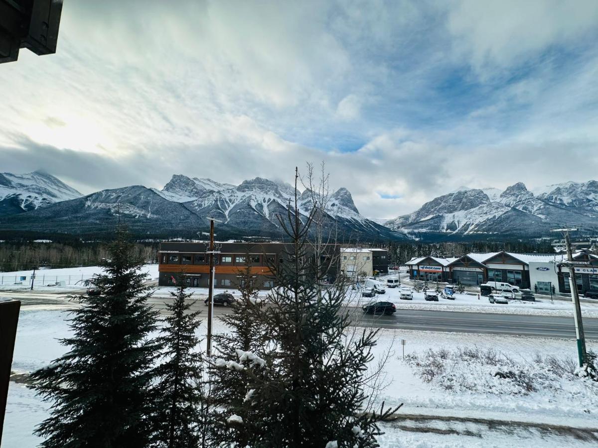 Canmore Mountain Retreat - Heated Pool & Hot-Tub Lägenhet Exteriör bild